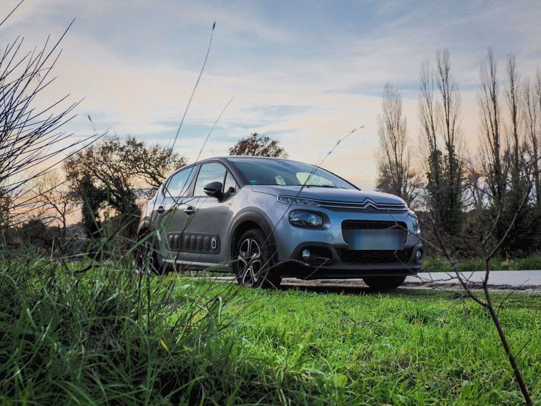 Citroën C3 de troisième génération garée en bord de route