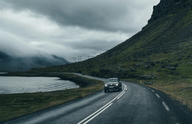 Dacia Duster de première génération sur une route de montagne